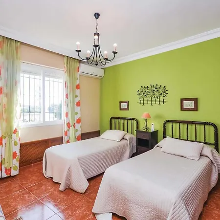 Sleeps 6 Air Con Wifi Villa